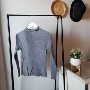 ▪︎Tahari▪︎ Gray Turtleneck Top
